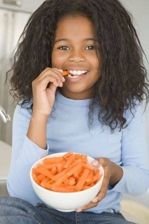 Kid eating carrots