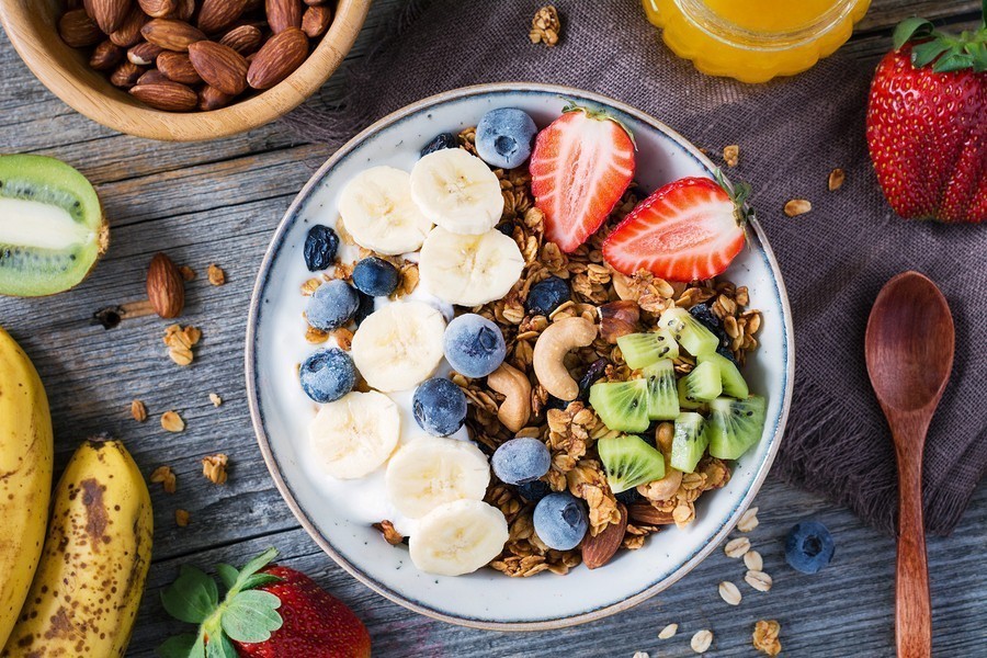Eating breakfast and small dinner, not snacking, helps weight loss says ...
